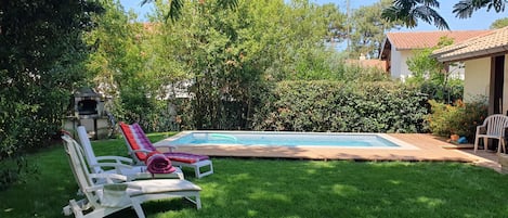 Vue sur le jardin et la piscine et sa terrasse