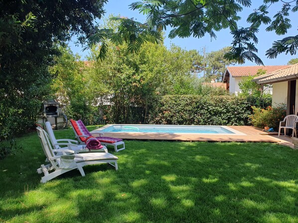 Vue sur le jardin et la piscine et sa terrasse