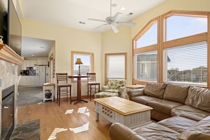BCH10: The Pour House | Top Level Living Area