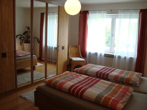 FeWo mit regengeschützter Terrasse und WLAN (90qm)-Schlafzimmer