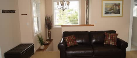 Upstairs Living Area with Full Size Leather  Pull-out Sofa Bed.