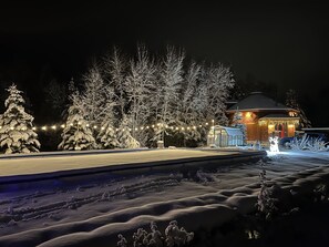 A winter heaven, complete with ice skating rink, just 2 minutes from the ski slopes of Bretton Woods!