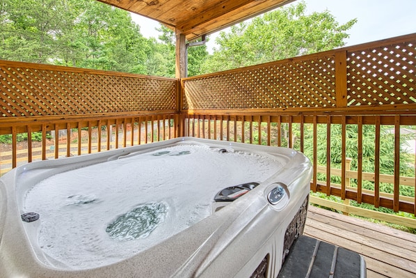 Outdoor spa tub