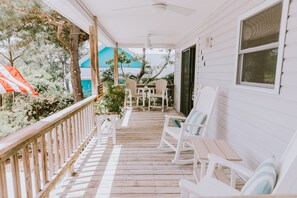 Large covered front porch l 2 ceiling fans l 2 resin rockers +  pub chairs