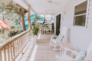 Large covered front porch l 2 ceiling fans l 2 resin rockers + pub chairs