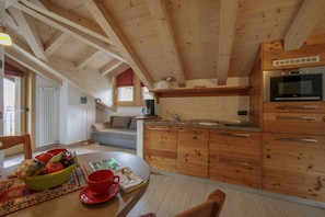 Salle de séjour avec cuisine et coin repas