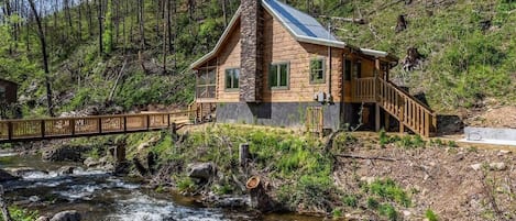 This cabin sits on top of the mighty Roaring Fork Stream that flows directly out of The Great Smoky Mountains National Park!  It is located .9 miles to the heart of downtown Gatlinburg, TN!