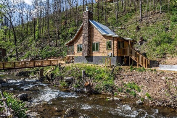 This cabin sits on top of the mighty Roaring Fork Stream that flows directly out of The Great Smoky Mountains National Park!  It is located .9 miles to the heart of downtown Gatlinburg, TN!