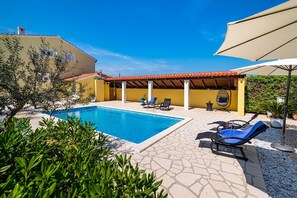 Mehrfamilienhaus Simoni mit Pool