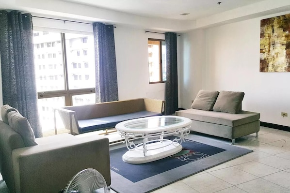 Relaxing Homey 1-Bedroom Condo Apt @ QC