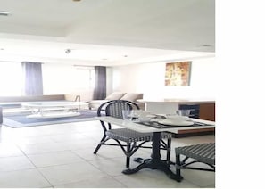 Relaxing Homey 1-Bedroom Condo Apt @ QC