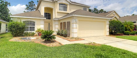 Florida sunshine  only minutes to Disney World  3 bedrooms sleeps 10