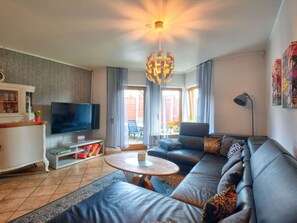Couch, Möbel, Tabelle, Eigentum, Bilderrahmen, Azurblau, Holz, Beleuchtung, Wohnzimmer, Orange