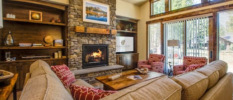 Living Room w/ Gas Fireplace