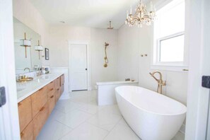 Upstairs master suite w/ soaking tub.