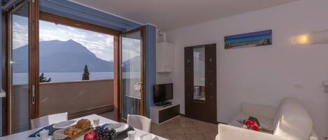 Salón comedor y cocina de planta abierta con vistas al lago