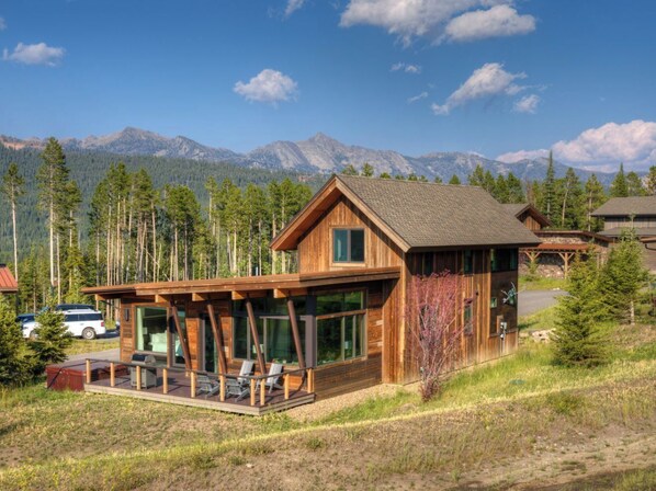 Silvertip 22 exterior2
