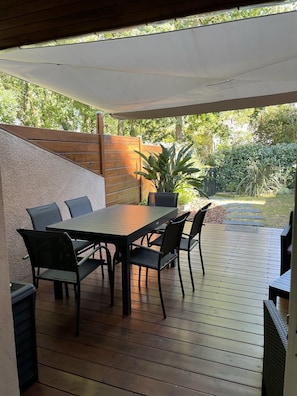 la terrasse ombragée par une voile d'ombrage  s'il fait tres chaud