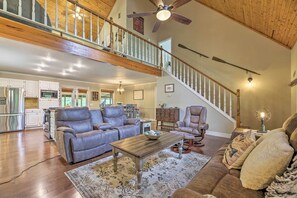 Living Room | Cable TV | Free WiFi | Central A/C & Heating