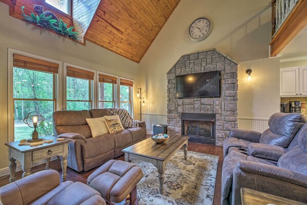 Calico Rock Vacation Rental Cabin | 2BR | 2BA | 1,800 Sq Ft | Stairs Required