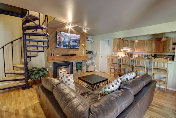 Comfortable leather couches and relaxing tv