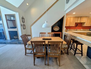 Dining area for 6 - Extra barstool seating at the breakfast nook