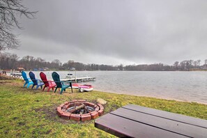 The lake's shoreline is just a few steps from the back deck!