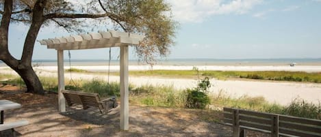 Picnic area & swing to relax and enjoy the beach