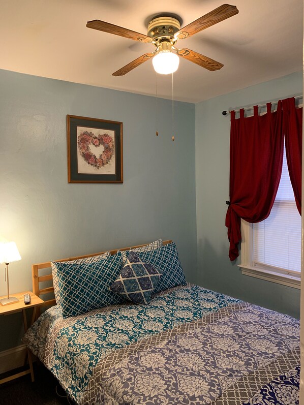 1st bm Queen🛏️
H.ceiling, Fan, desk
windows AC,
Baseboard heating, 
32”tv, Closet