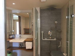 Apartment 3, 31qm, 1 Schlafzimmer für 1-2 Personen, barrierefrei-Apartment 3 behindertengerechtes Dusche