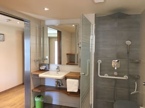 Apartment 3, 31qm, 1 Schlafzimmer für 1-2 Personen, barrierefrei-Apartment 3 behindertengerechtes Bad - Dusche