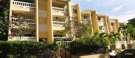 Residencial El Neptuno, 18 Unit Condominium 5 Minute Walk To Beach And Town