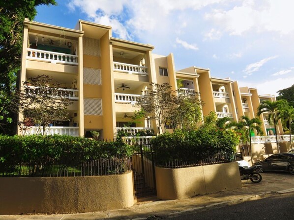 Residencial El Neptuno, 18 Unit Condominium 5 Minute Walk To Beach And Town