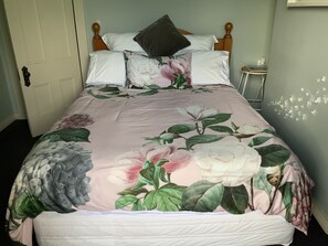 2nd Bedroom Queen size bed.