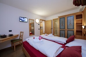 Double bedroom with tv