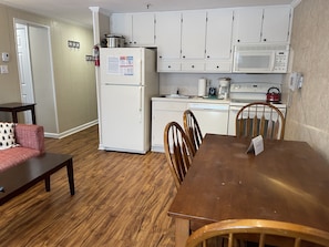 Full Kitchen and dining area