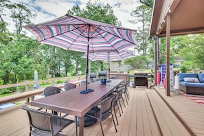 Lower Deck w/ Hot Tub | Gas Grills | Charcoal Grill | Games