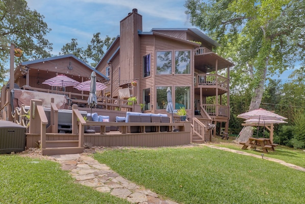 Lake Livingston Vacation Rental | 5BR | 3BA | 2,880 Sq Ft | Stairs Required