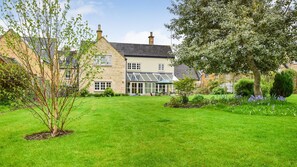 Rear garden, Barebones Farm, Bolthole Retreats