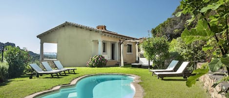 La villa vista dalla piscina