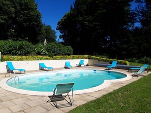 Piscine 10 m x 6 m.
Chauffée 28° C.
Profondeur : 1m30
Sécurisée pour les enfants