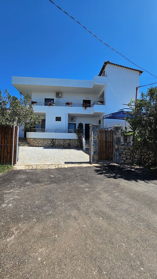 Vista frontal de la propiedad
