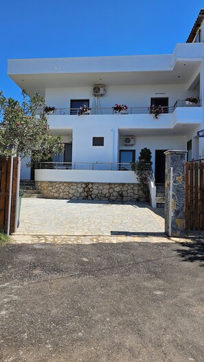 Vista frontal de la propiedad
