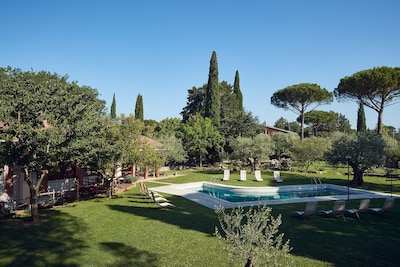 Oasis of peace at the gates of Perugia, appart. Rustico in villa with park and swimming pool
