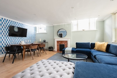 The Kensington Palace Mews - Bright & Modern 6BDR House with Garage