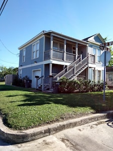 3 Bedrooms Historic House at the Lost Bayou! Accommodates 7 to 8 travelers.