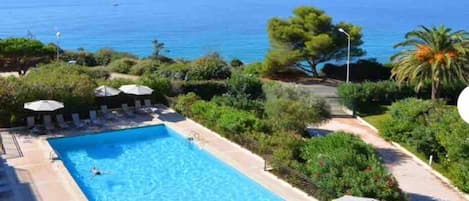 Vue sur la piscine et les Iles sanguinaires