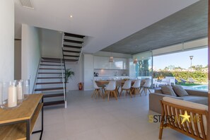 Open living room wit garden and pool view
