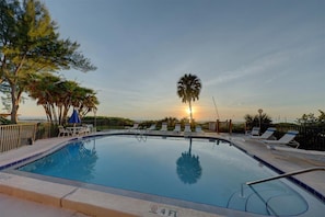 Sunset by the pool are sweet here on Indian Shores - Sunset by the pool are sweet here on Indian Shores. You'll always have a front row seat while you're here!