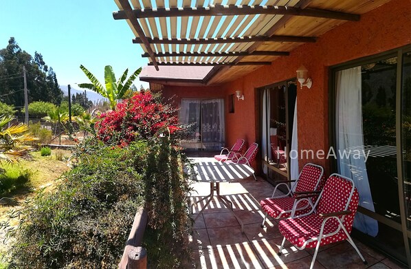 Terraza frontal de la casa.